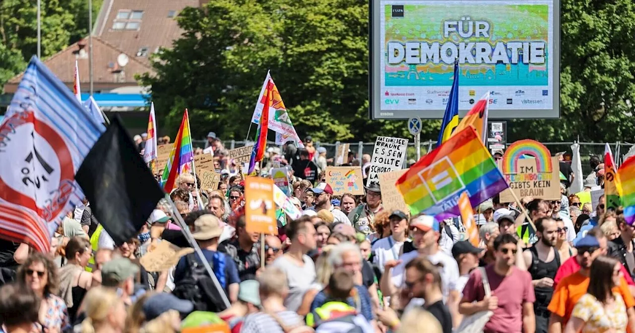 Aggressive Blockaden, verletzte Polizisten und bunte Demo zum AfD-Parteitag in Essen