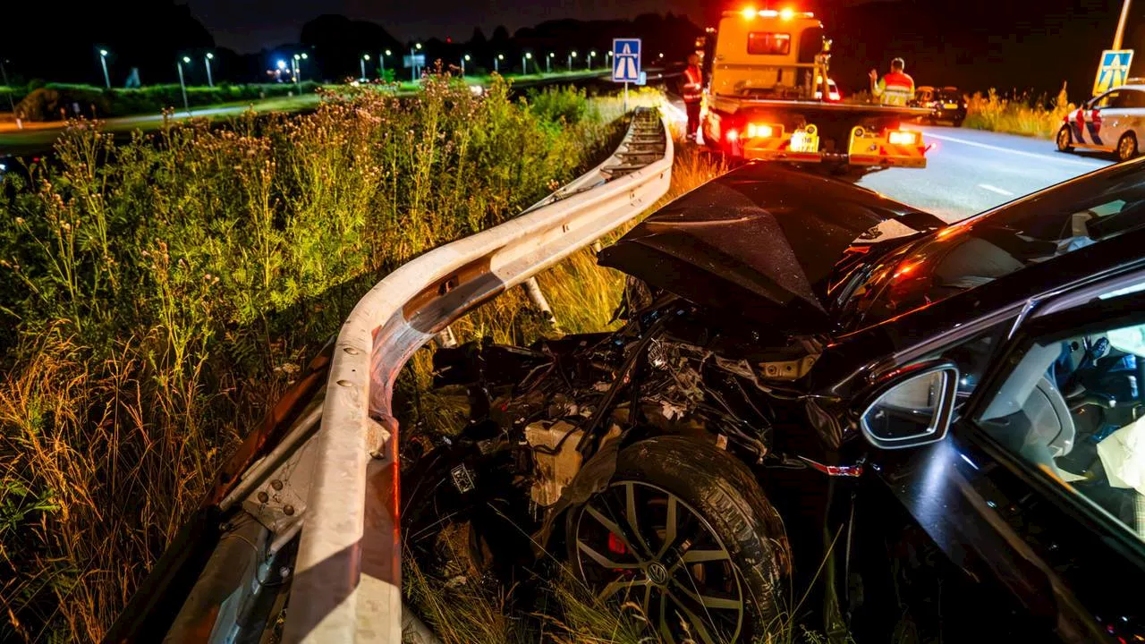 112-nieuws: auto tegen vangrail bij oprit A67 • vrouw houdt buurt wakker