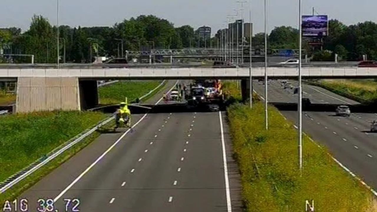 112-nieuws: reanimatie na botsing A16 • bestelbus strandt op A58