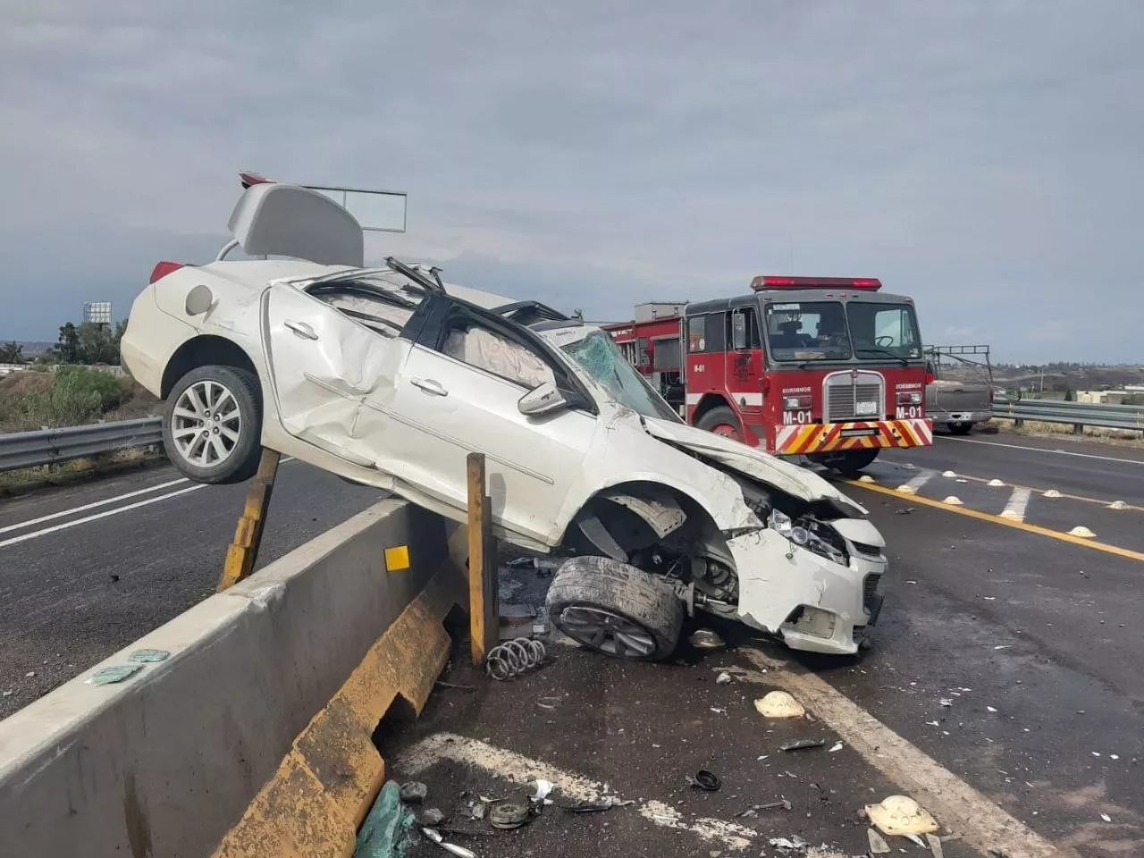 Volcadura deja a hombre herido en la carretera Cervera - Las Teresas de Guanajuato Capital