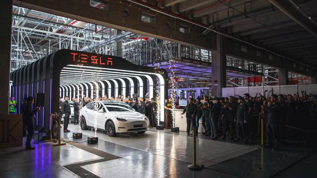 Encuentran bomba de la Segunda Guerra Mundial junto a planta de Tesla en Alemania; será detonada