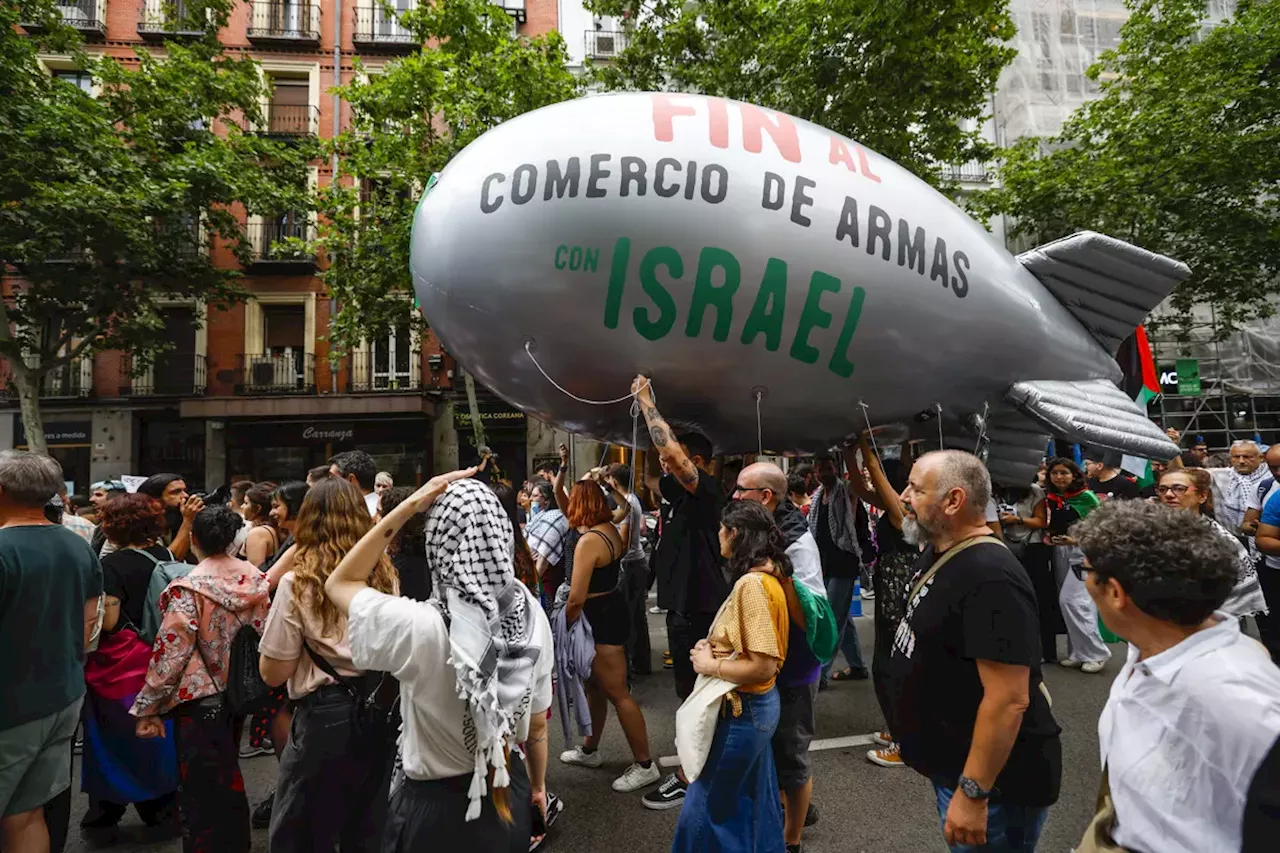 El Orgullo Crítico de Madrid marcha contra el genocidio de Israel contra Gaza