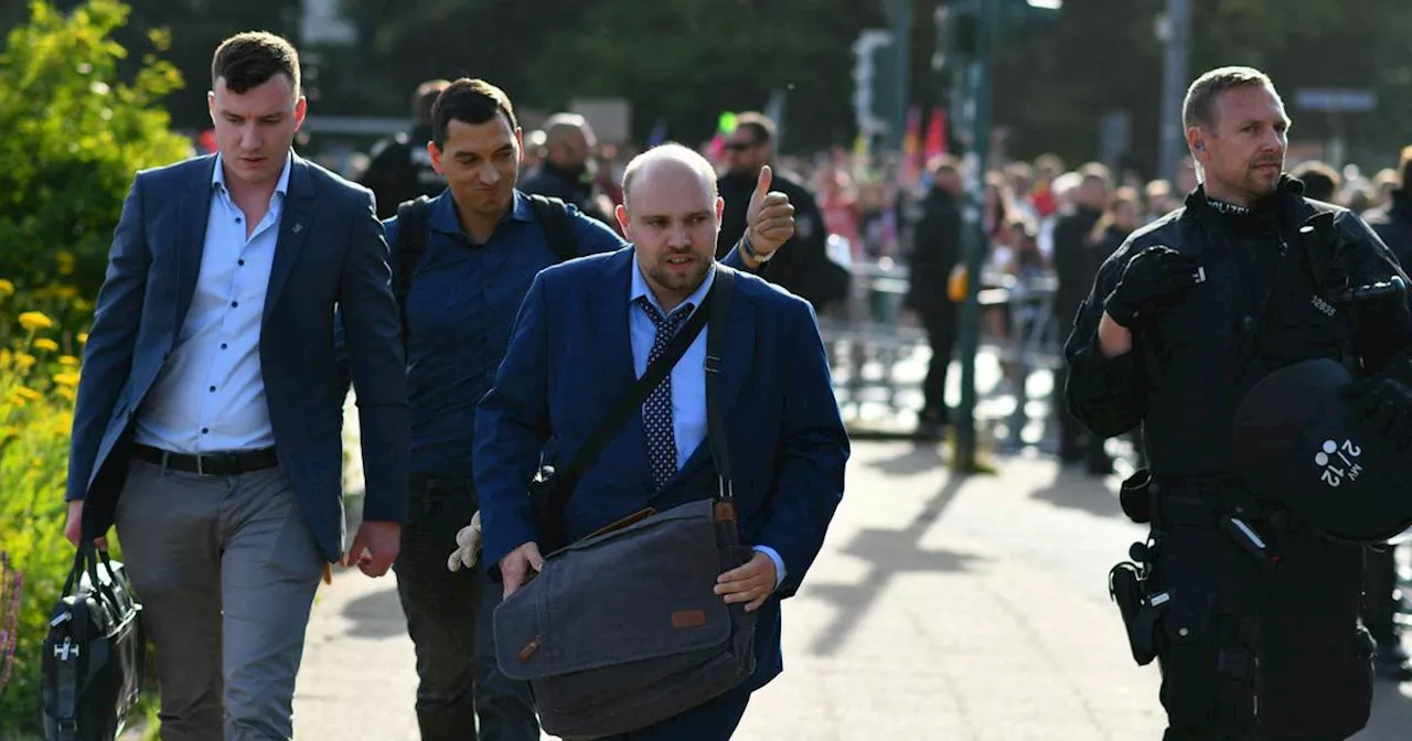 AfD-Parteitag in Essen​: Delegierte von der Polizei zum Gelände geschleust