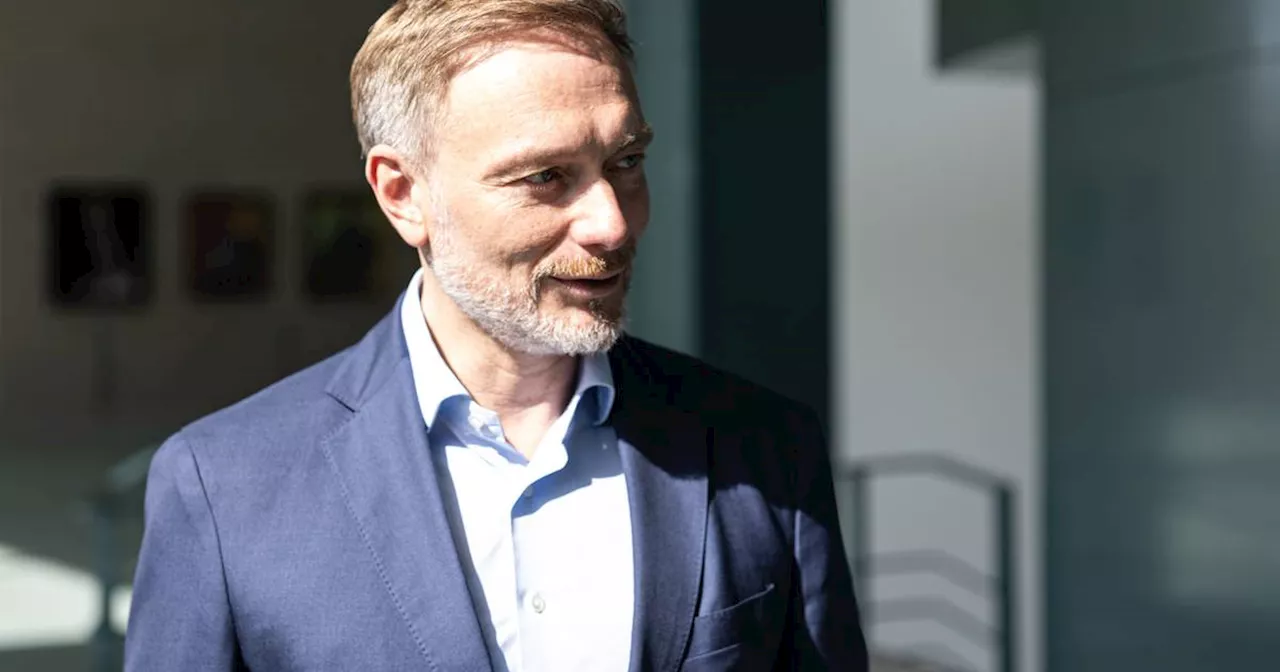 Lindner stellt 49-Euro-Ticket infrage​