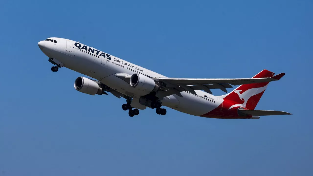 Qantas flight forced to make emergency landing in Brisbane