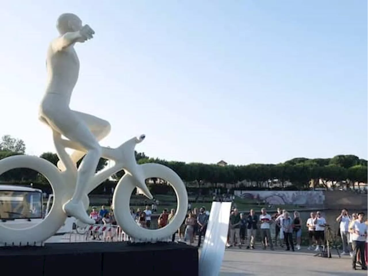 Rimini, maxi installazione di Pantani accoglie il Tour de France