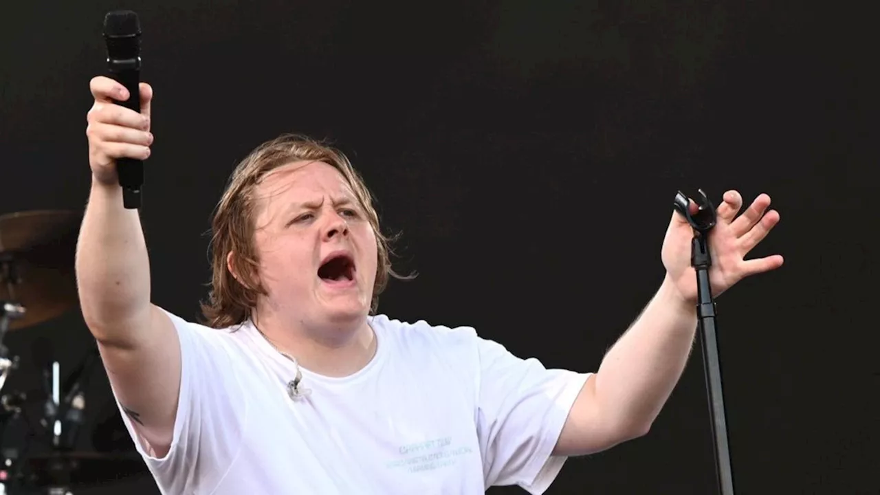 Ein Jahr nach seinem Rückzug: Lewis Capaldi besucht Glastonbury-Festival