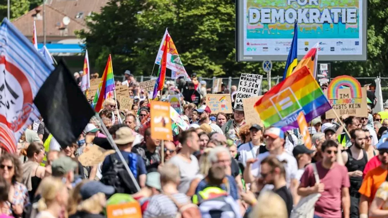 Parteitag: Blockaden Und Bunte Demo: Essen Protestiert Gegen Die AfD ...