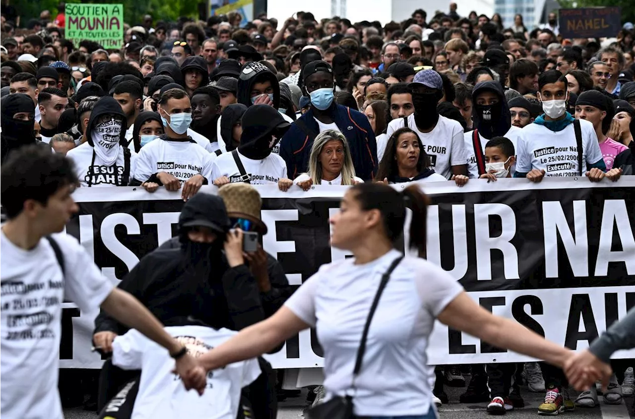 Émotions, recueillement et politique à la marche en hommage à Nahel, un an après sa mort