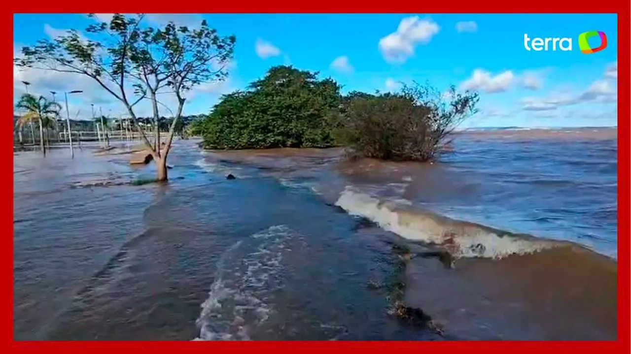 Guaíba volta a transbordar, avança sobre orla e alaga bairros de Porto Alegre