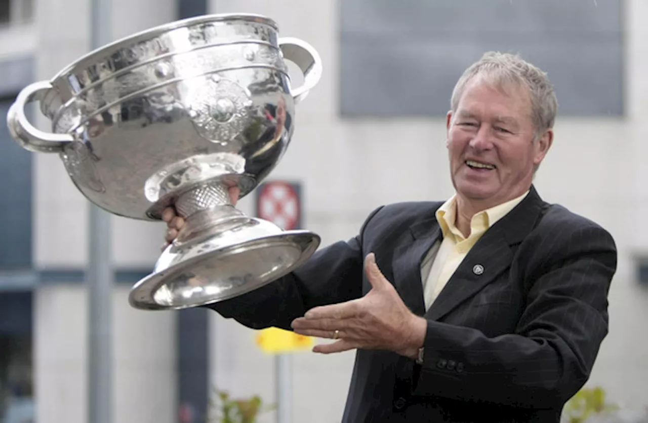 Funeral of GAA broadcaster Mícheál Ó Muircheartaigh takes place in Dingle