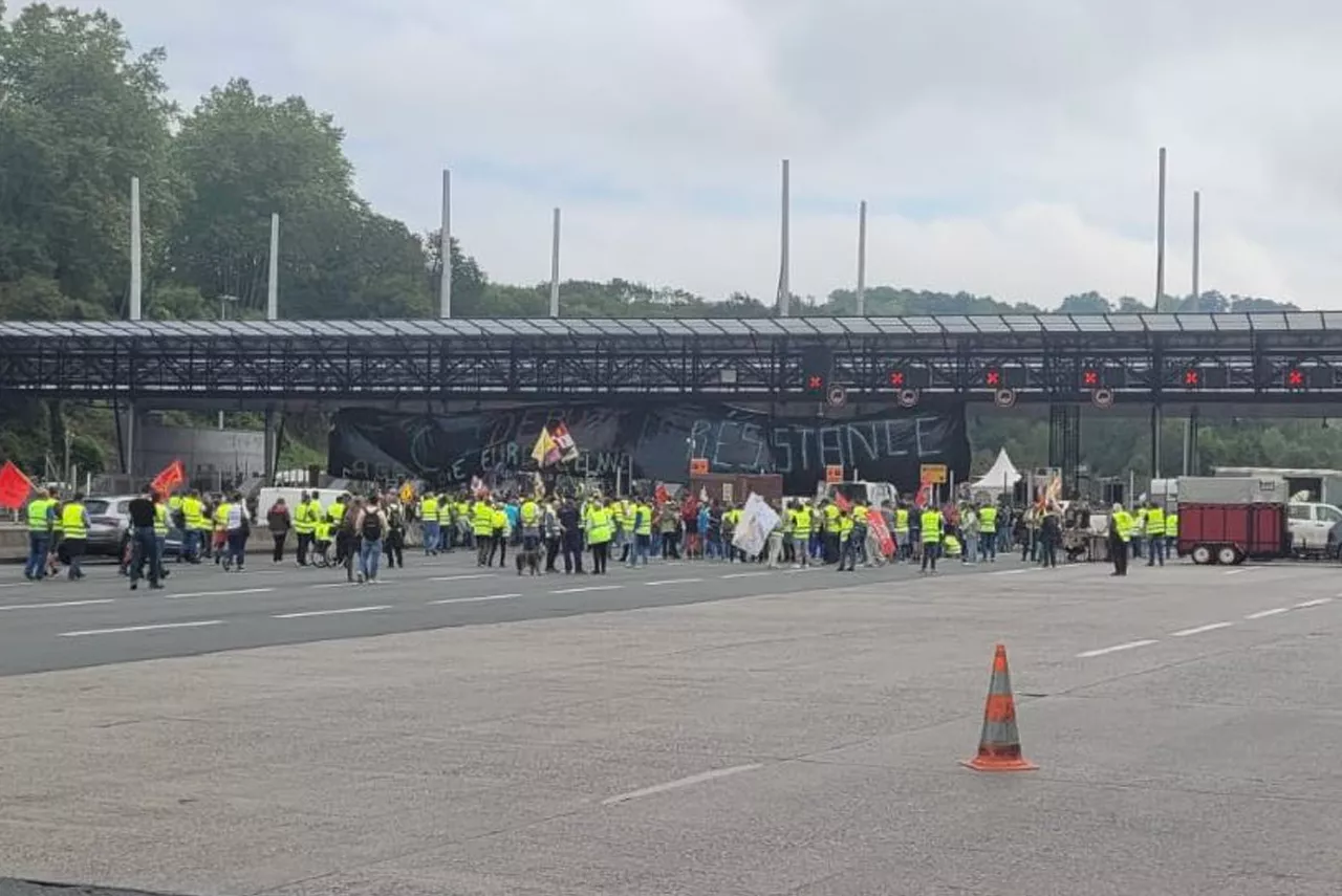 Pays Basque : 'La résistance agricole européenne' installée au péage de Biriatou pour 24h