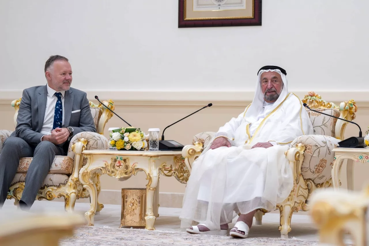 سلطان القاسمي يبحث تعاون الشارقة مع جامعة إكستر البريطانية