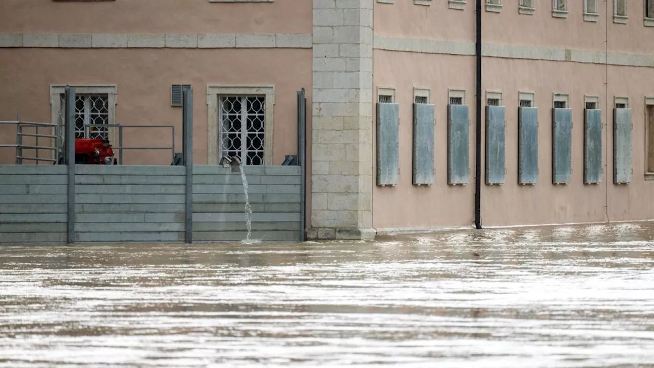 Warten an der Donau - Keine Entspannung beim Hochwasser