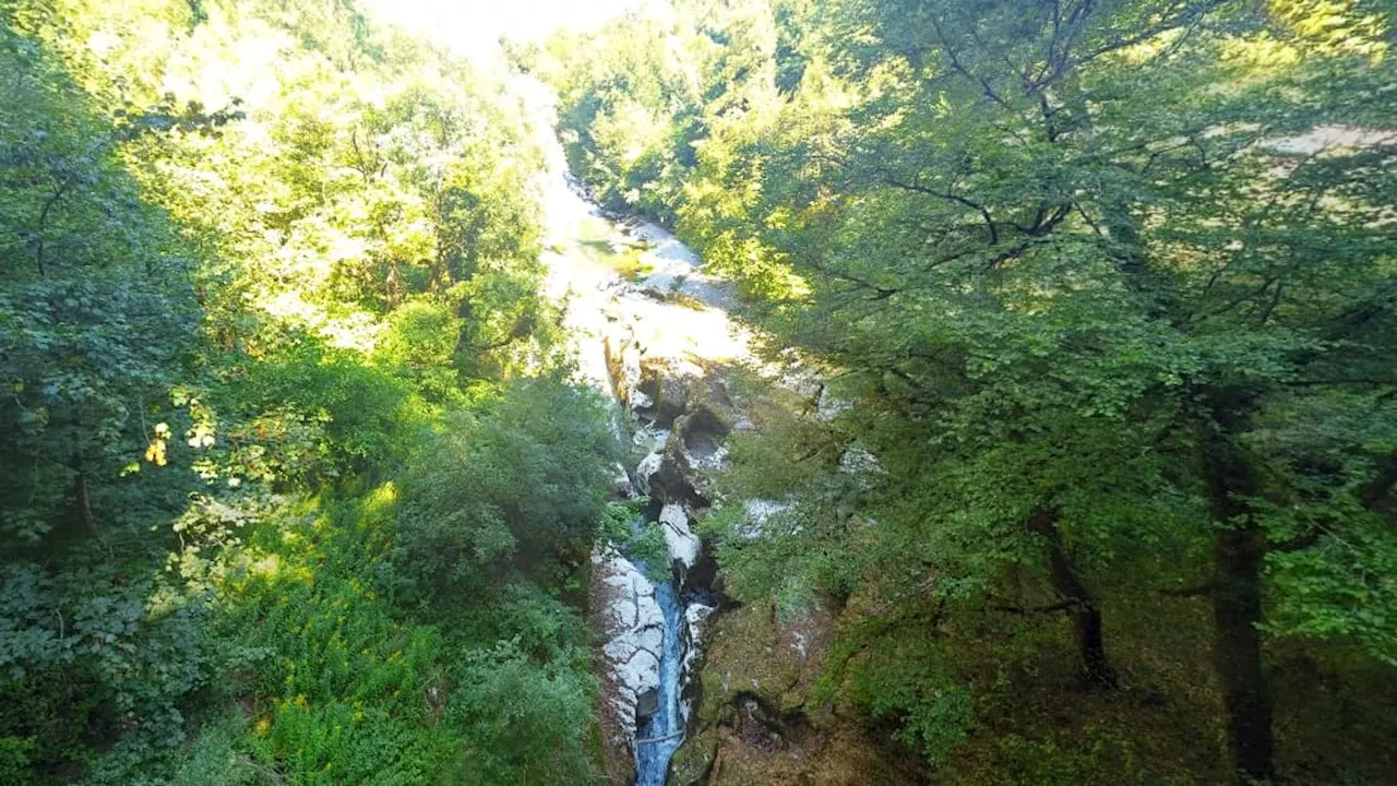 Haute-Savoie: une mère de famille chute dans les gorges du Fier devant ses trois enfants