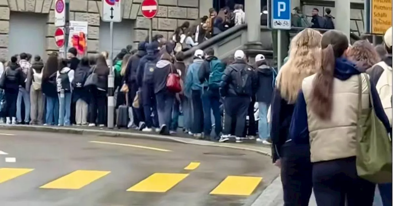 Darum stehen Hunderte in Zürcher Altstadt Schlange