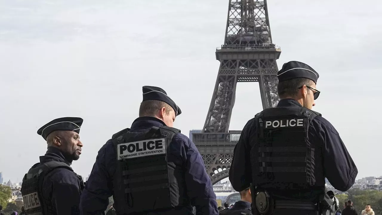 Parigi, 5 bare sotto alla torre Eiffel, con scritto: «Sono soldati francesi in Ucraina». Tre arresti: sospetti sulla Russia