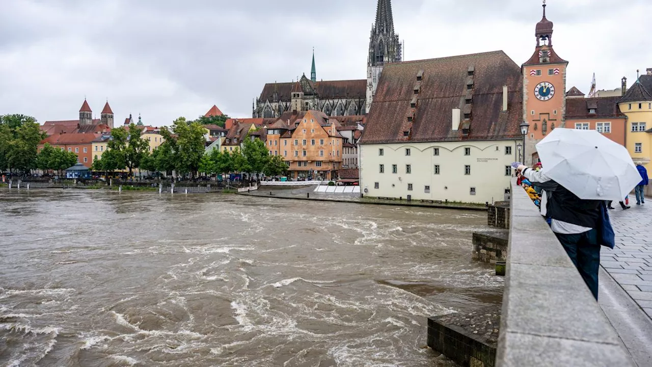 Überflutungen in Süddeutschland: Das Wasser der Donau steigt weiter – Regensburg ruft Katastrophenfall aus