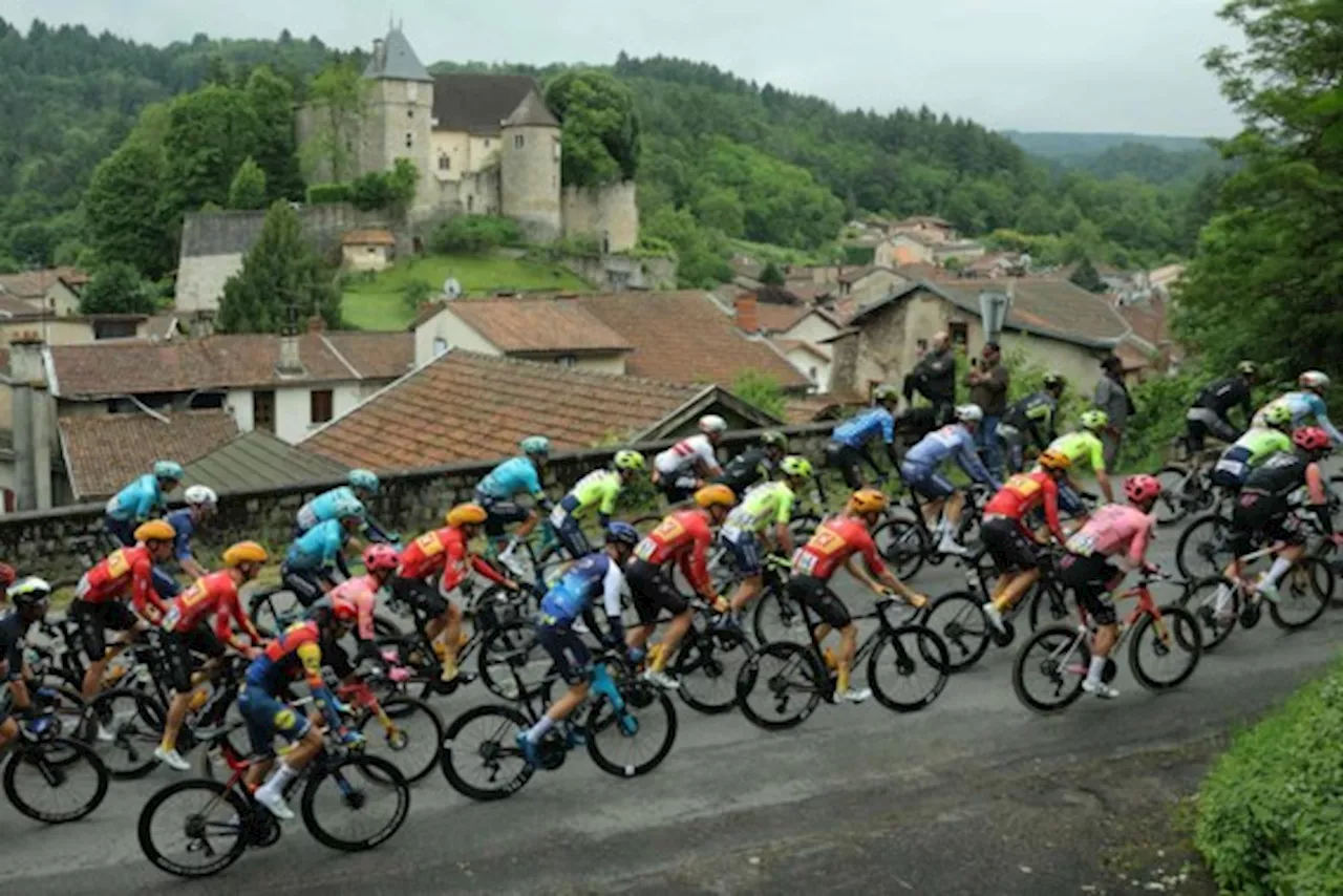 Magnus Cort sprint in de mist naar ritwinst in de Dauphiné