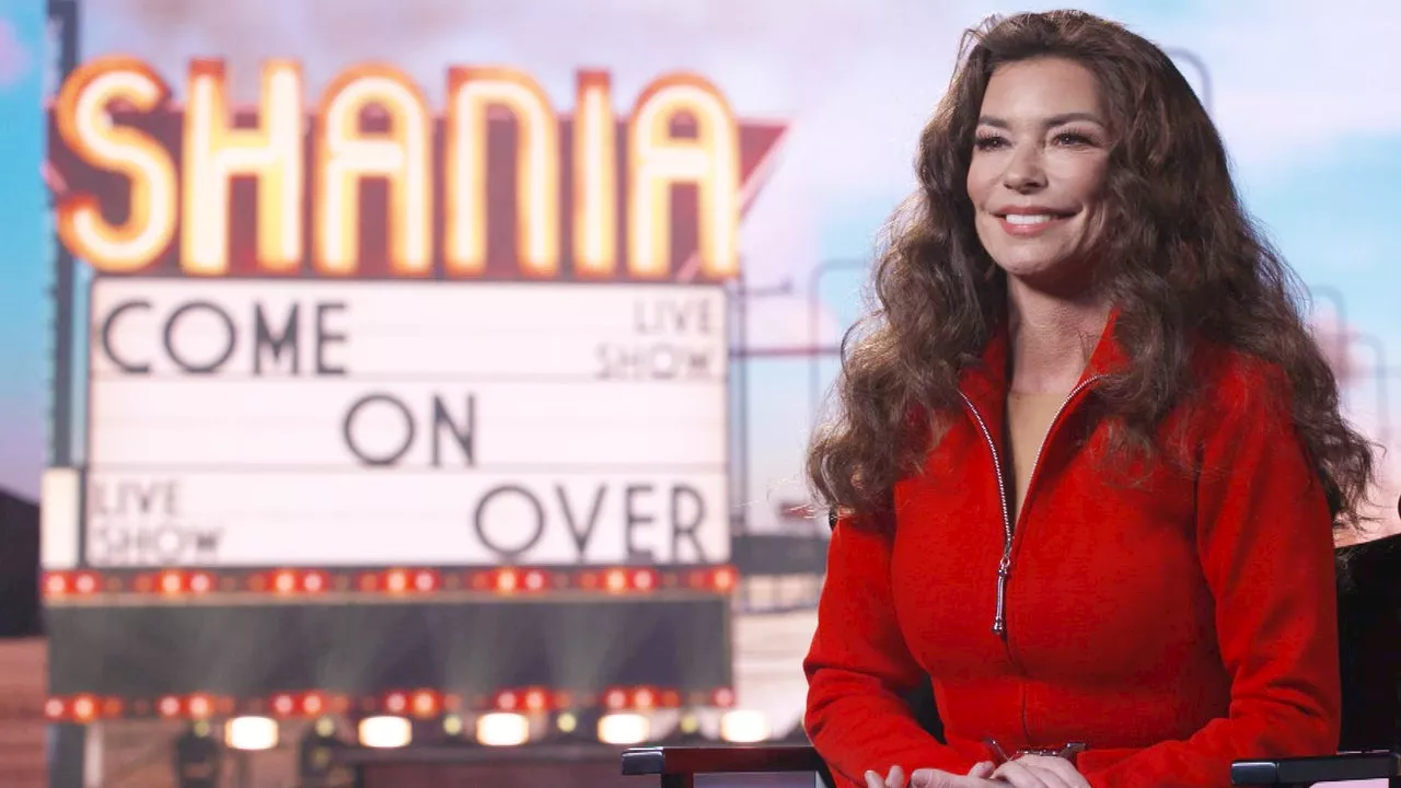 Shania Twain Reacts After Accidentally Singing Into a Drumstick Instead of Microphone