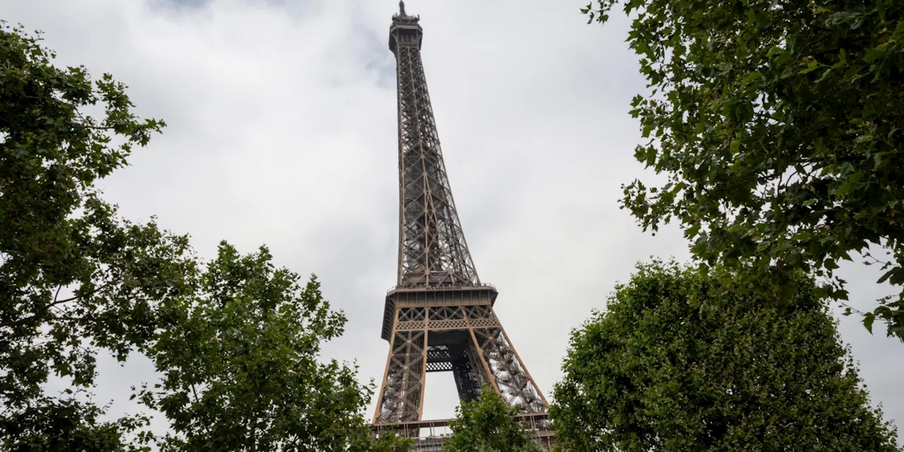 Cercueils au pied de la tour Eiffel : les suspects présentés à un juge d'instruction