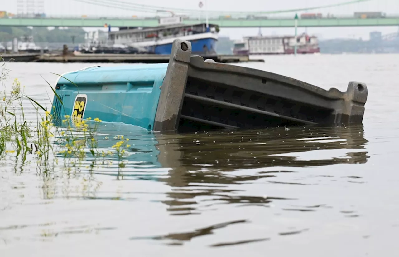 Eklig: Hochwasser in Köln – hier treibt ein Klo im Rhein