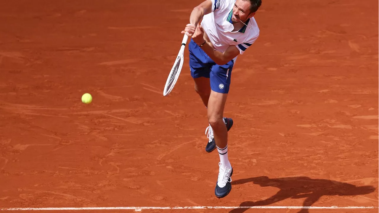 Roland-Garros 2024 : le numéro 5 mondial Daniil Medvedev éliminé en huitièmes de finale par Alex De Minaur