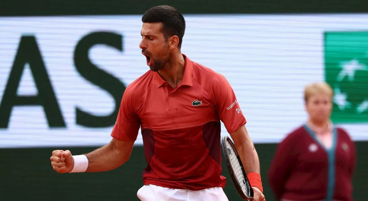 Djokovic resta in campo e resiste malgrado l'infortunio: vince contro Cerundolo e rimane n.1