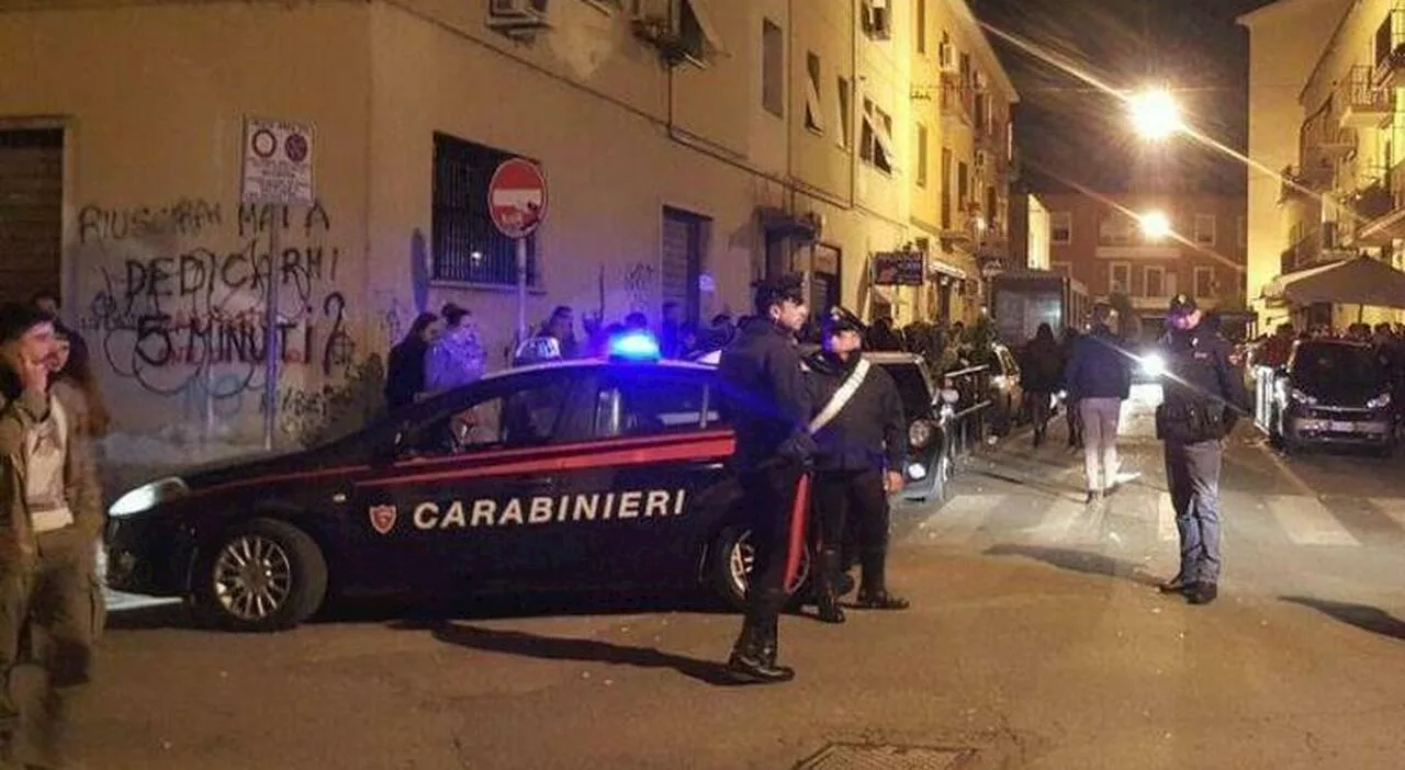 Movida violenta, minacciato con un coltello al pub per costringerlo a uscire, poi massacrato a bottigliate