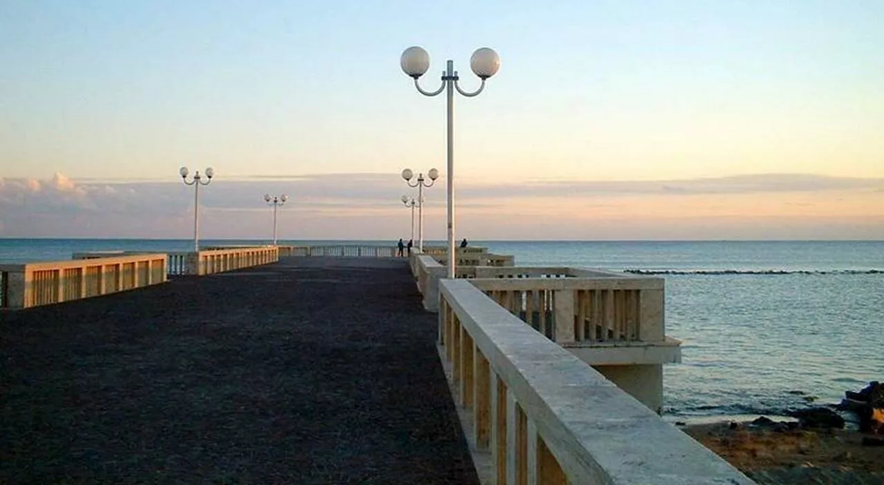 Ostia, 33enne gravissimo in coma dopo tuffo dal pontile davanti alla fidanzata: trovato agonizzante sugli scog