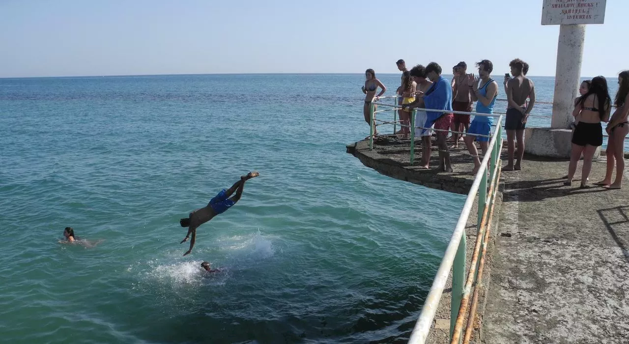 Ostia, fidanzato si tuffa per dimostrarle l’amore ma sbatte sullo scoglio: è in coma