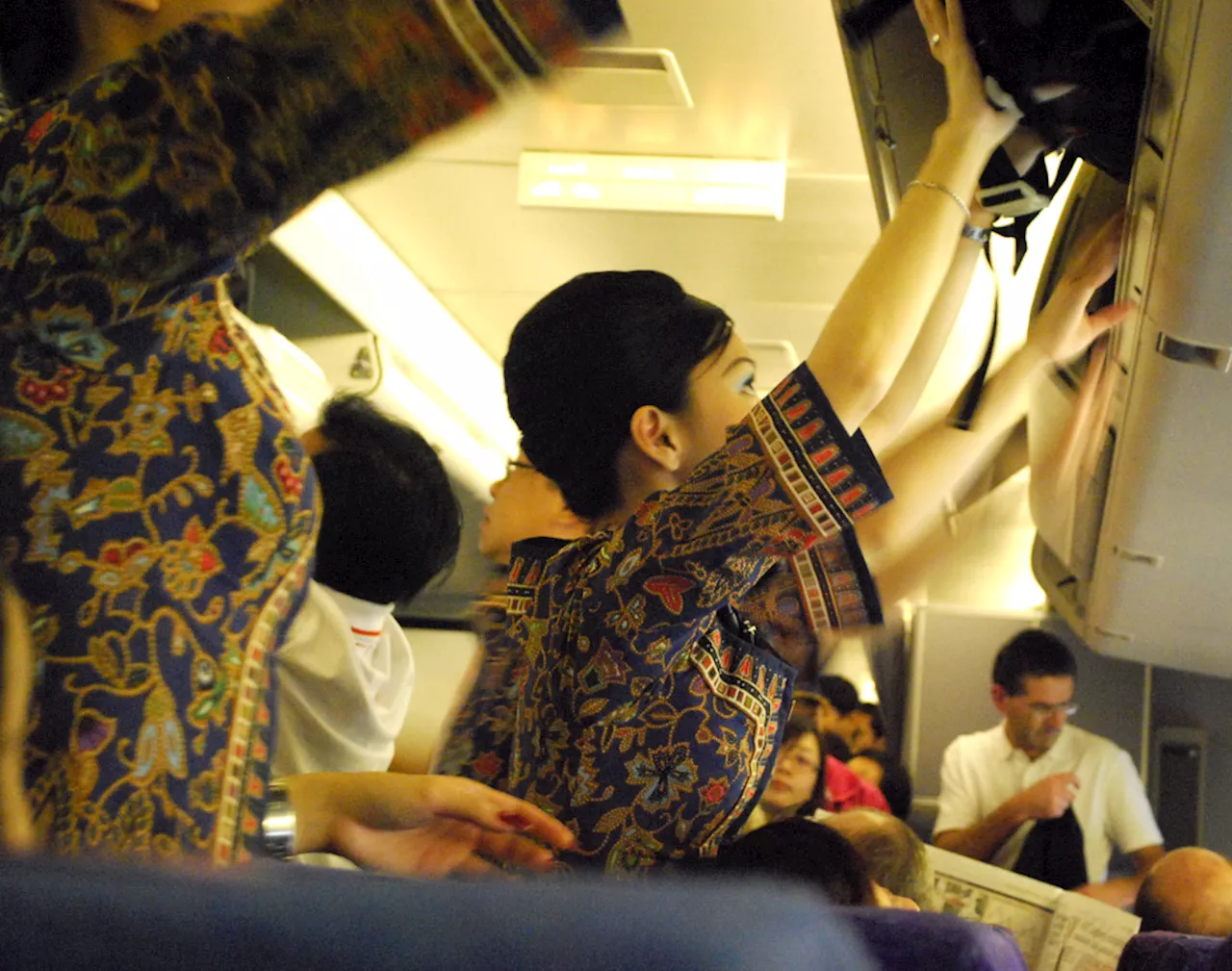 – Singaporeans tell off netizen who complained about SIA flight attendants’ looks