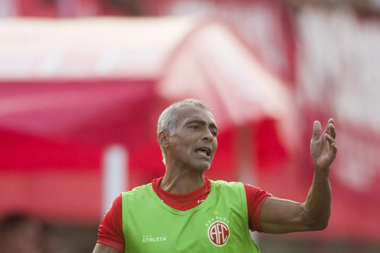 Com lesão nas costas, Romário fica fora até do banco em jogo do America-RJ neste domingo