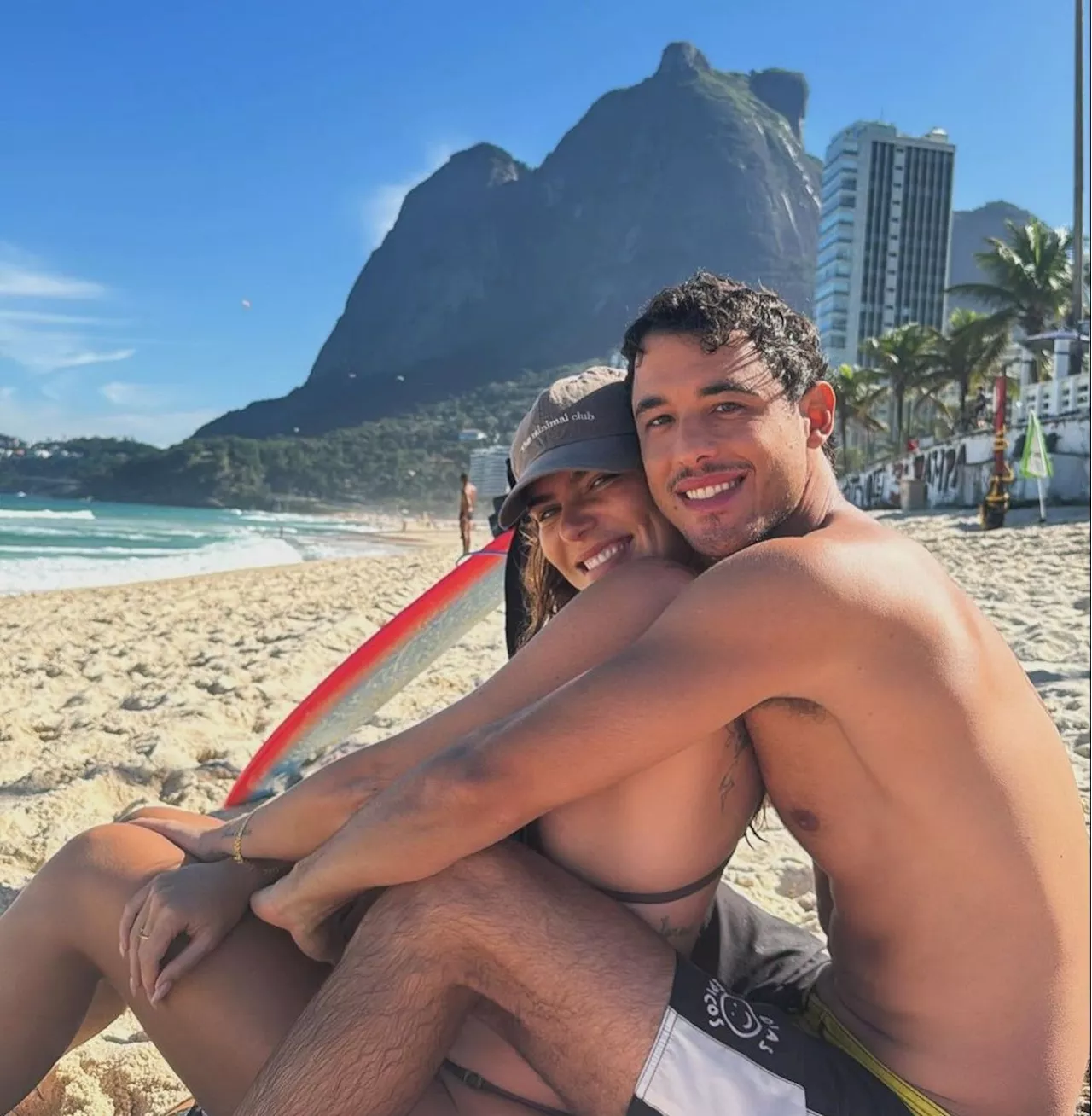 Ex de Cauã Reymond, Mariana Goldfarb posa com o novo namorado na praia