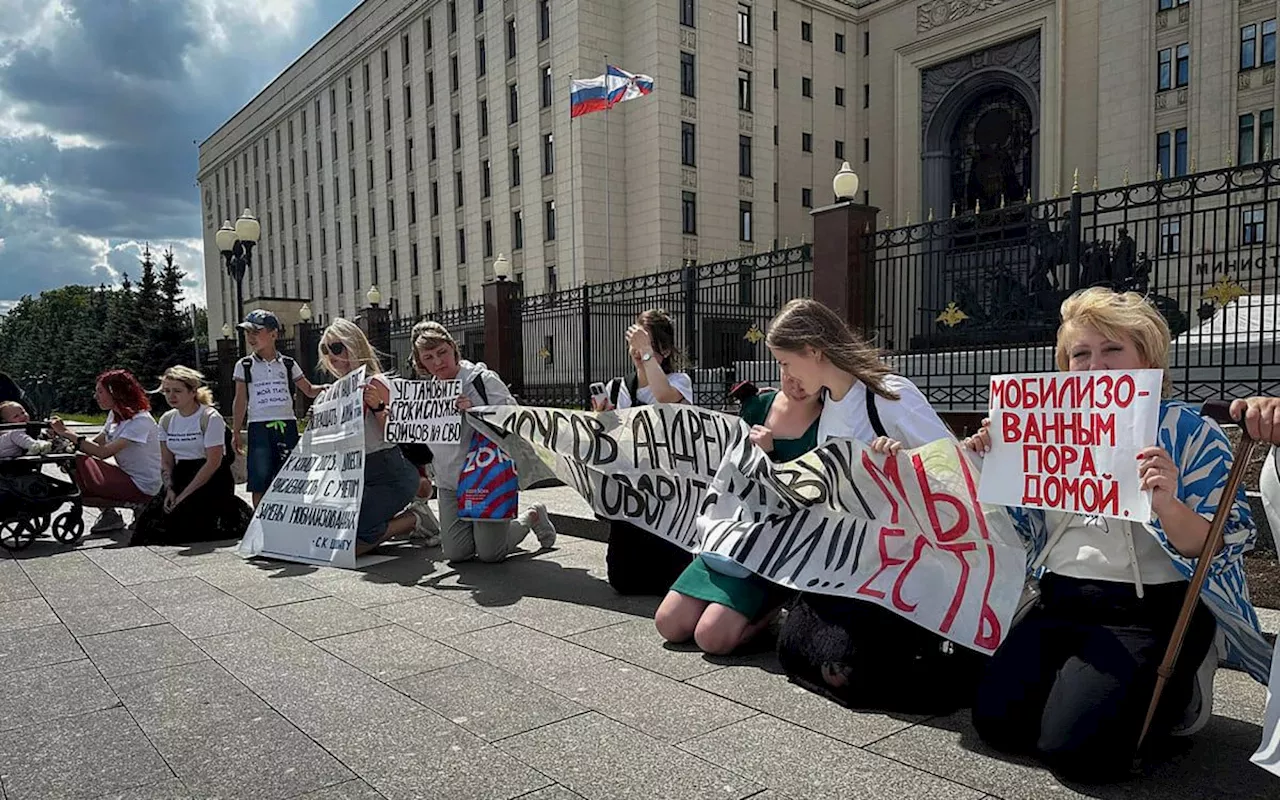 Mulheres de soldados destacados na Ucrânia protestam em frente ao Ministério da Defesa em Moscou