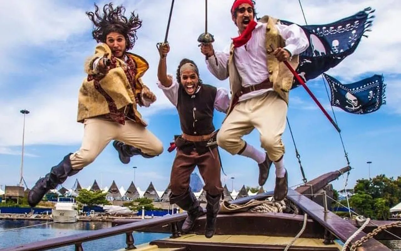 Passeio de barco na Baía de Guanabara tem teatro flutuante, piratas, luta de espadas e lanche