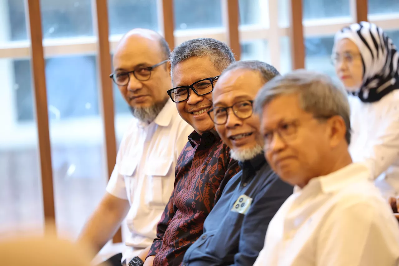 Hasto PDIP, Rocky Gerung, hingga Novel Baswedan Bertemu di UI, Ada Apa?