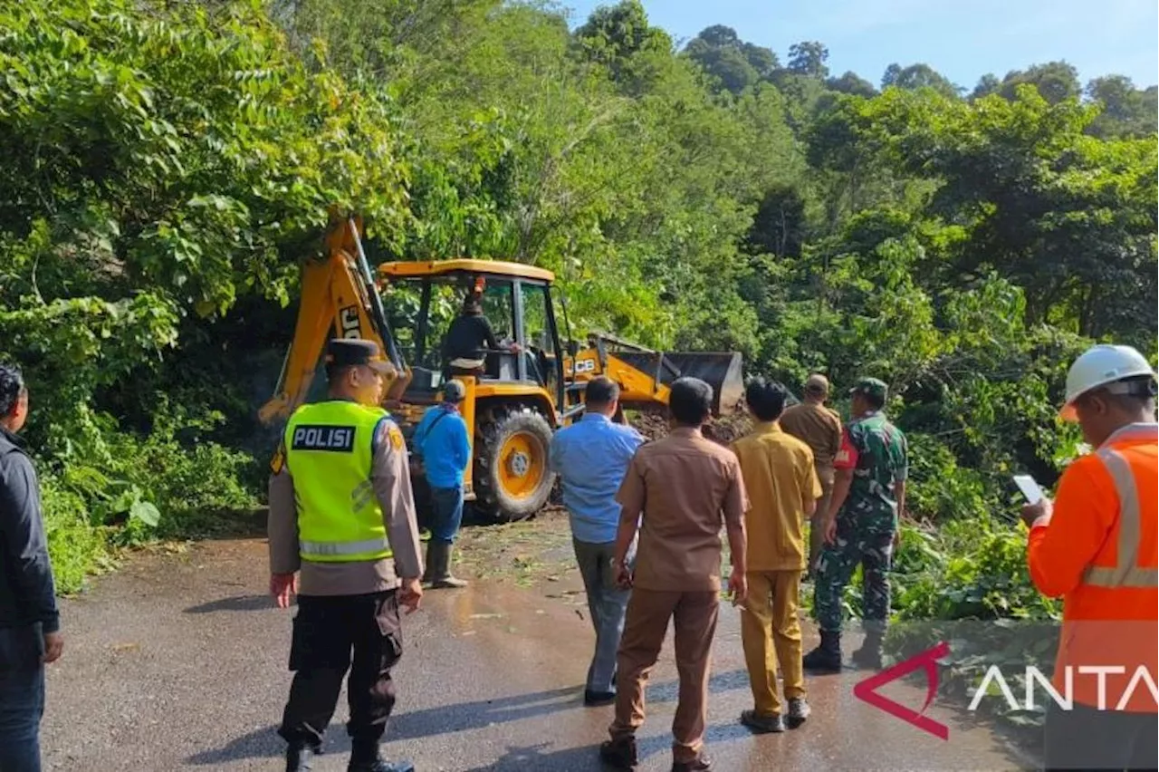 Polisi Kerahkan Alat Berat Pulihkan Akses Jalan Tertutup Longsor di Empat Lawang