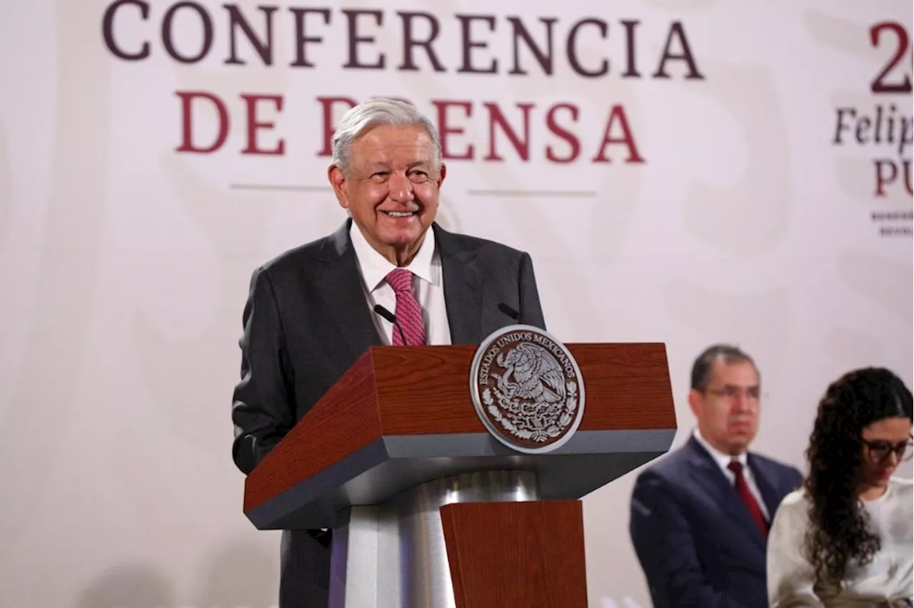 Con gran sonrisa, celebra López Obrador victoria de Sheinbaum