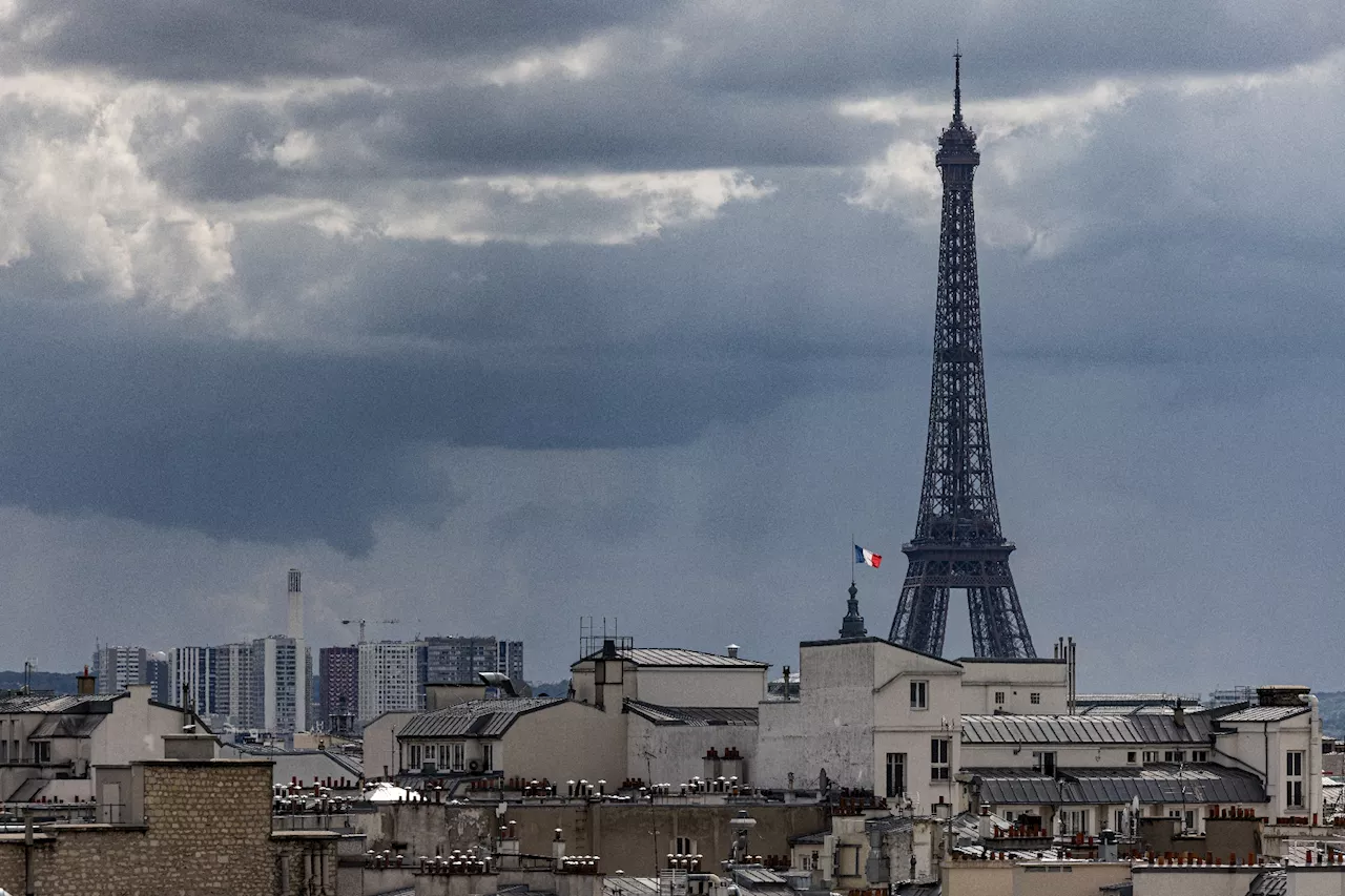 Cercueils à la Tour Eiffel: un des interpellés en lien avec l'affaire des 'mains rouges'