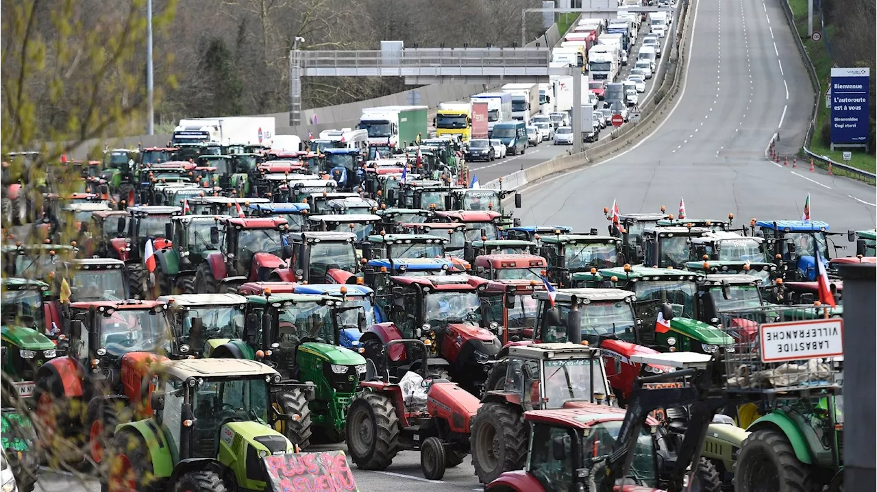 Les agriculteurs espagnols et français bloquent la frontière pour réclamer une énergie moins chère