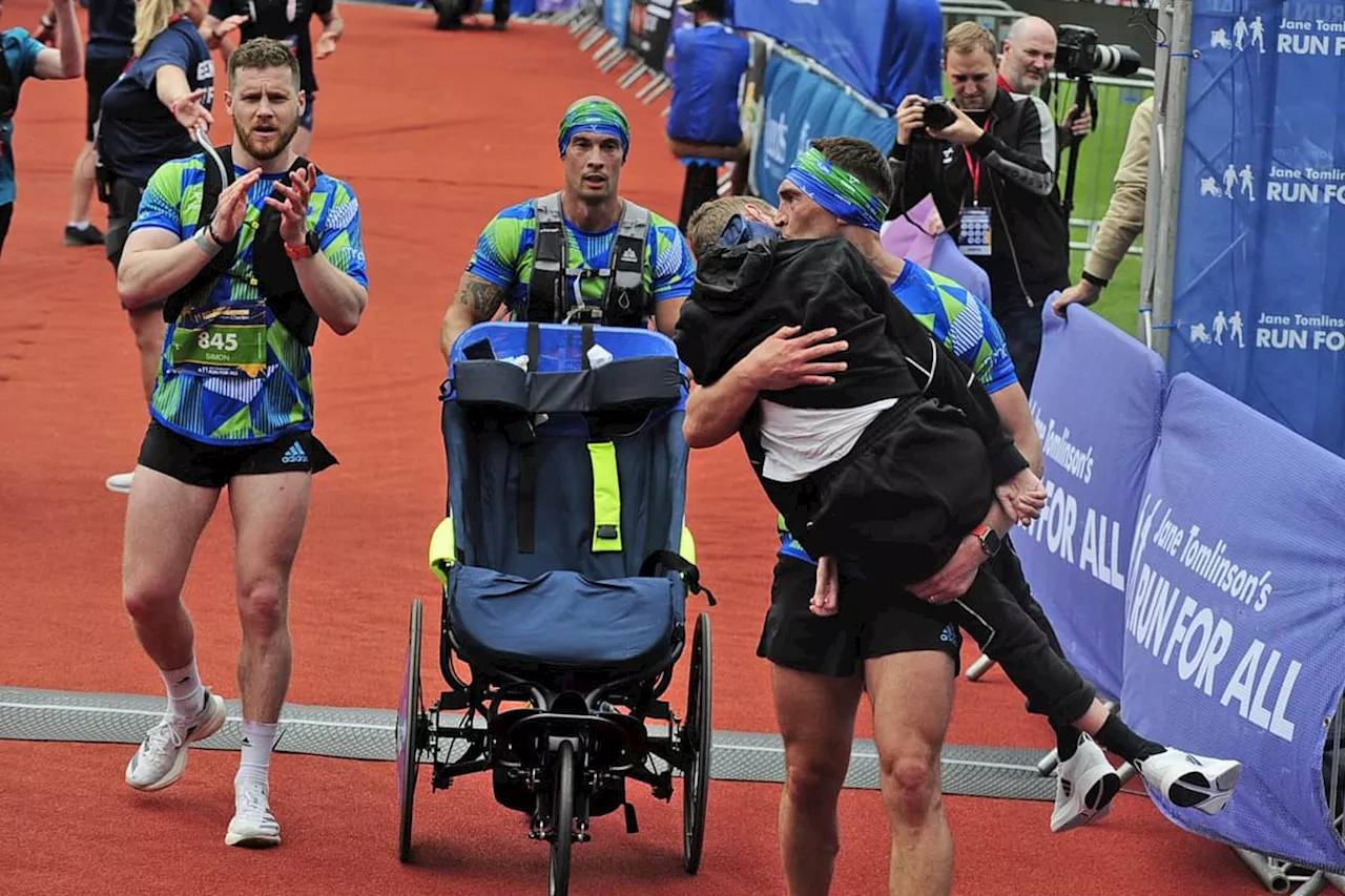 Rob Burrow: Remembering emotional moment Kevin Sinfield carried pal in Leeds Marathon footage