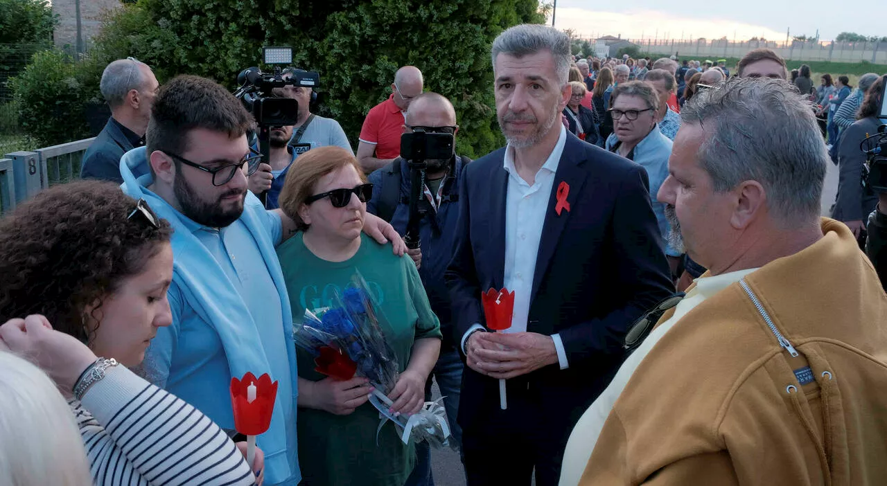 Giada Zanola, in 2 mila alla fiaccolata per la ragazza morta sul ponte dell'autostrada: «L'amore non uccide».