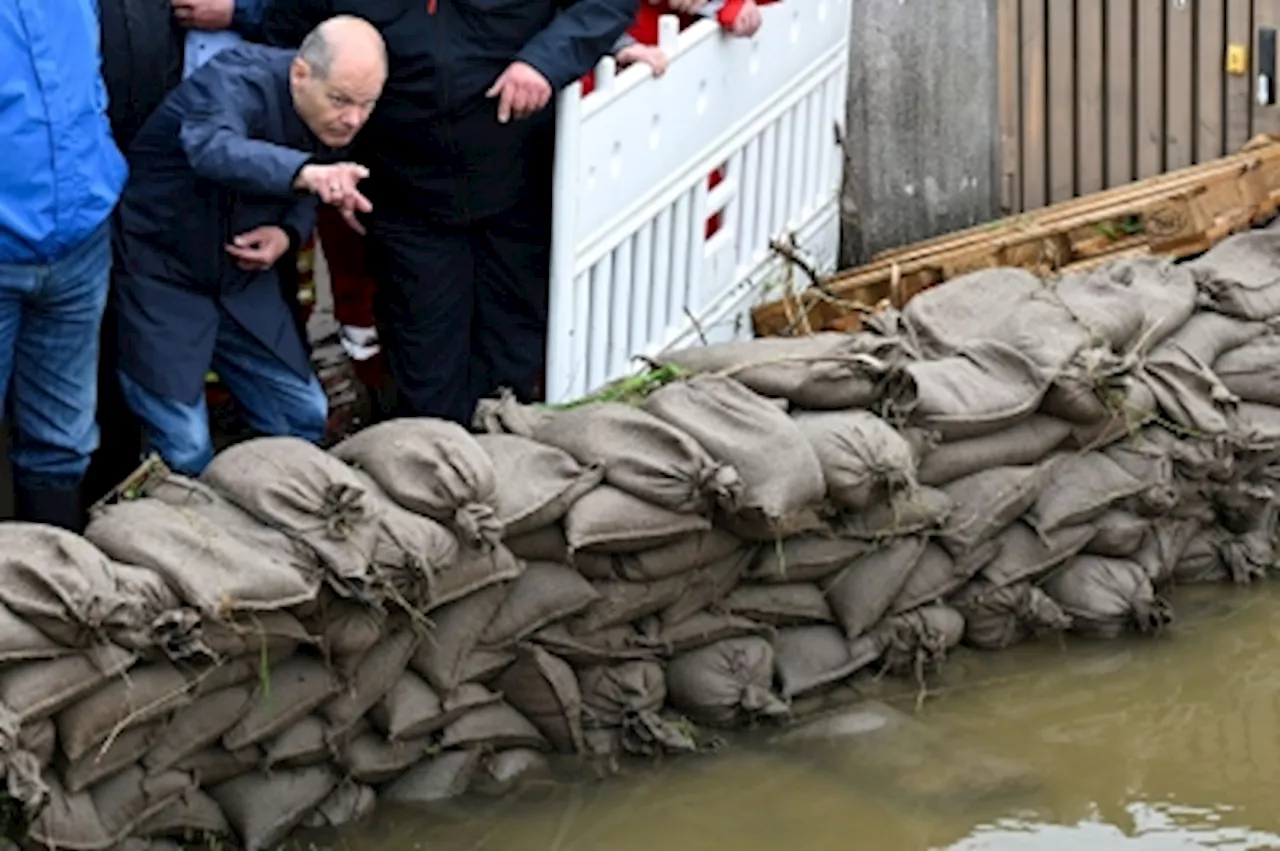 Thousands evacuated from German flood zone as Scholz visits