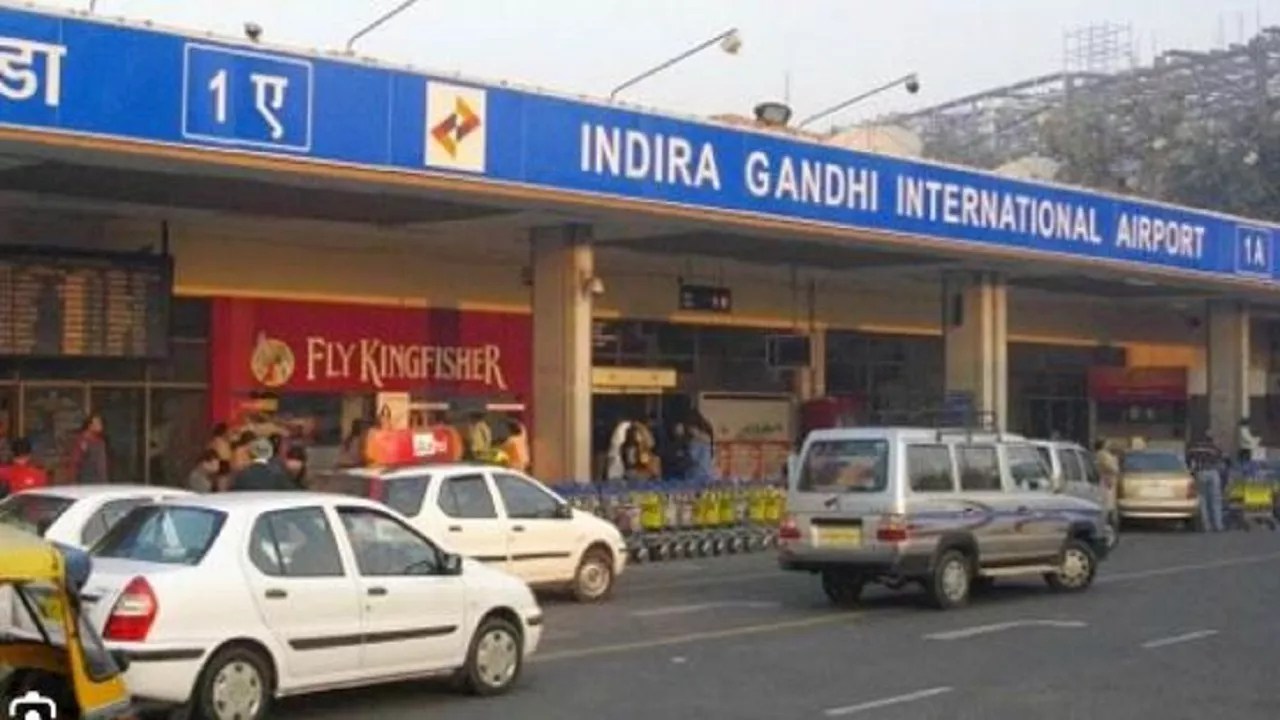 Indira Gandhi Airport: इंदिरा गांधी एयरपोर्ट पर धारा 144 लागू, जानें किन चीजों पर लगाई पाबंदी