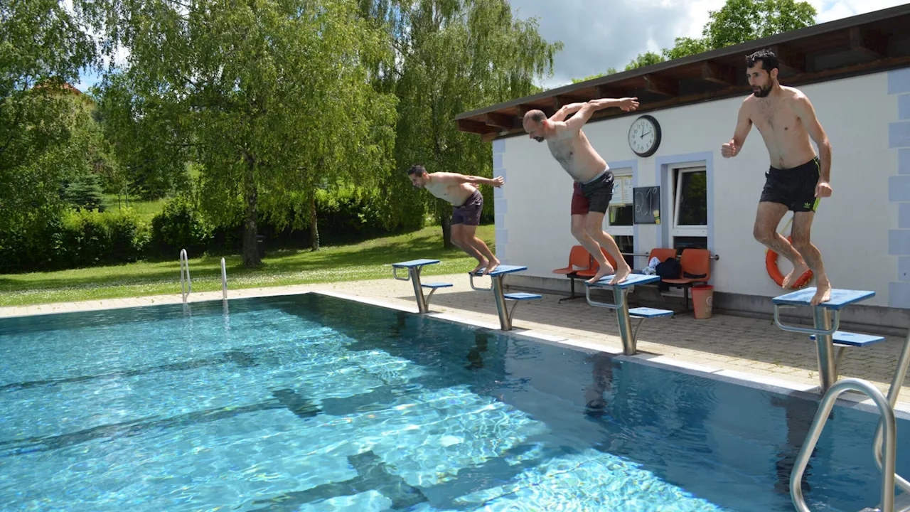 Mit Sprung ins Schwimmbecken wurde die Saison eröffnet