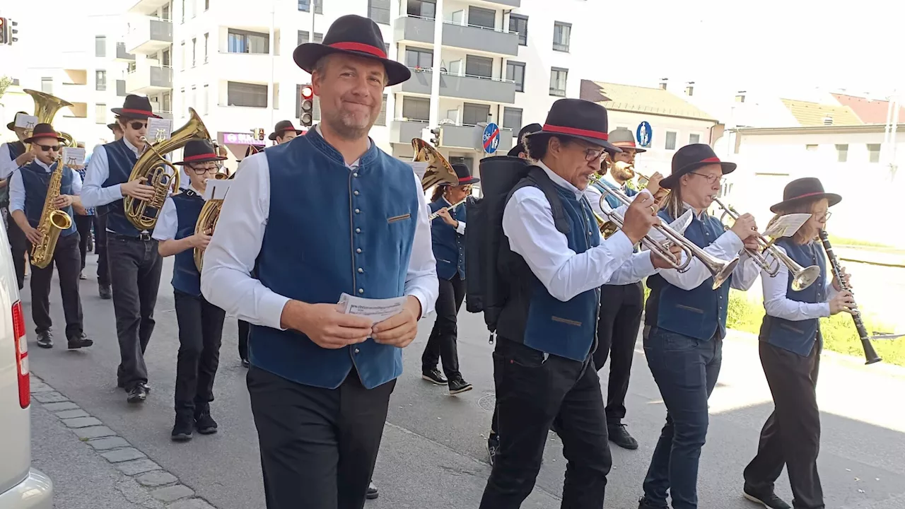 Stadtmusik Korneuburg begleitete Prozession und wurde umjubelt