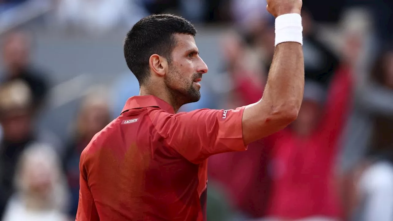 Eenbenige Djokovic omarmt lange lijdensweg en verslaat Cerundolo; exit Medvedev in Parijs