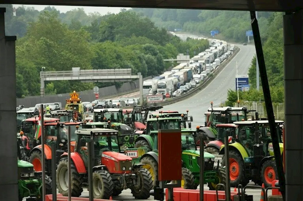 Les agriculteurs espagnols et français bloquent la frontière pour 'peser' sur les européennes