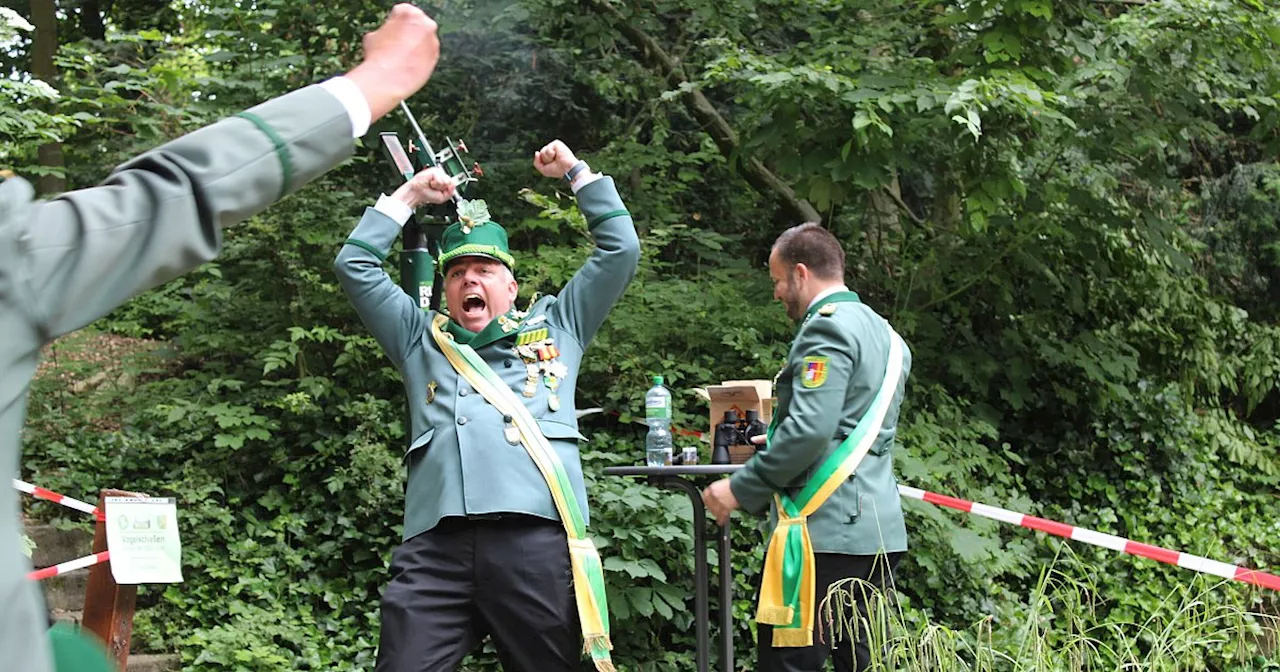 Markus Pollmeier krönt sich zum Schützenkönig in Schloß Neuhaus